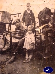 Triggiano: U'conzasigg. Colui che riparava le sedie. La bimba Lamanna Maria a 4 anni. Foto inviata da Lamanna Maria.