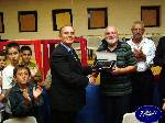 Triggiano: Il Sindaco Dott. De Nicolò consegna la targa ricordo all'organizzatore del Torneo sig. Vito De Ceglie presidente Polisportiva Anderlini